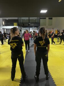 Curso defensa personal mujeres con instructoras expertas en Krav Maga.